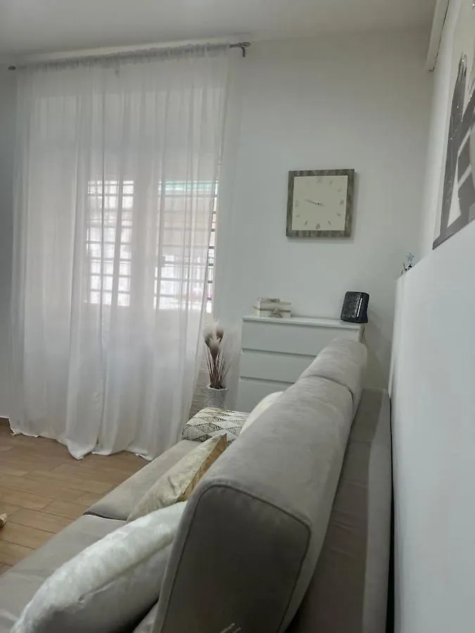 Monohouseinbari Apartment